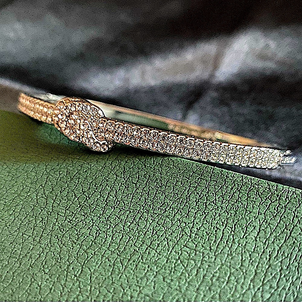 ✨Givenchy - Crystal Pavé Knot Bangle Bracelet✨
NWOT/NO ORIGINAL BOX - Picture 5 of 16